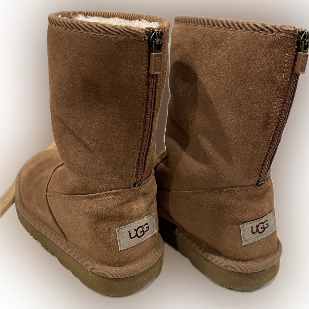 UGG boots size 2 US kids (children/youth)